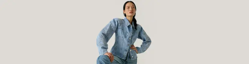 Looks denim tendance pour femme
