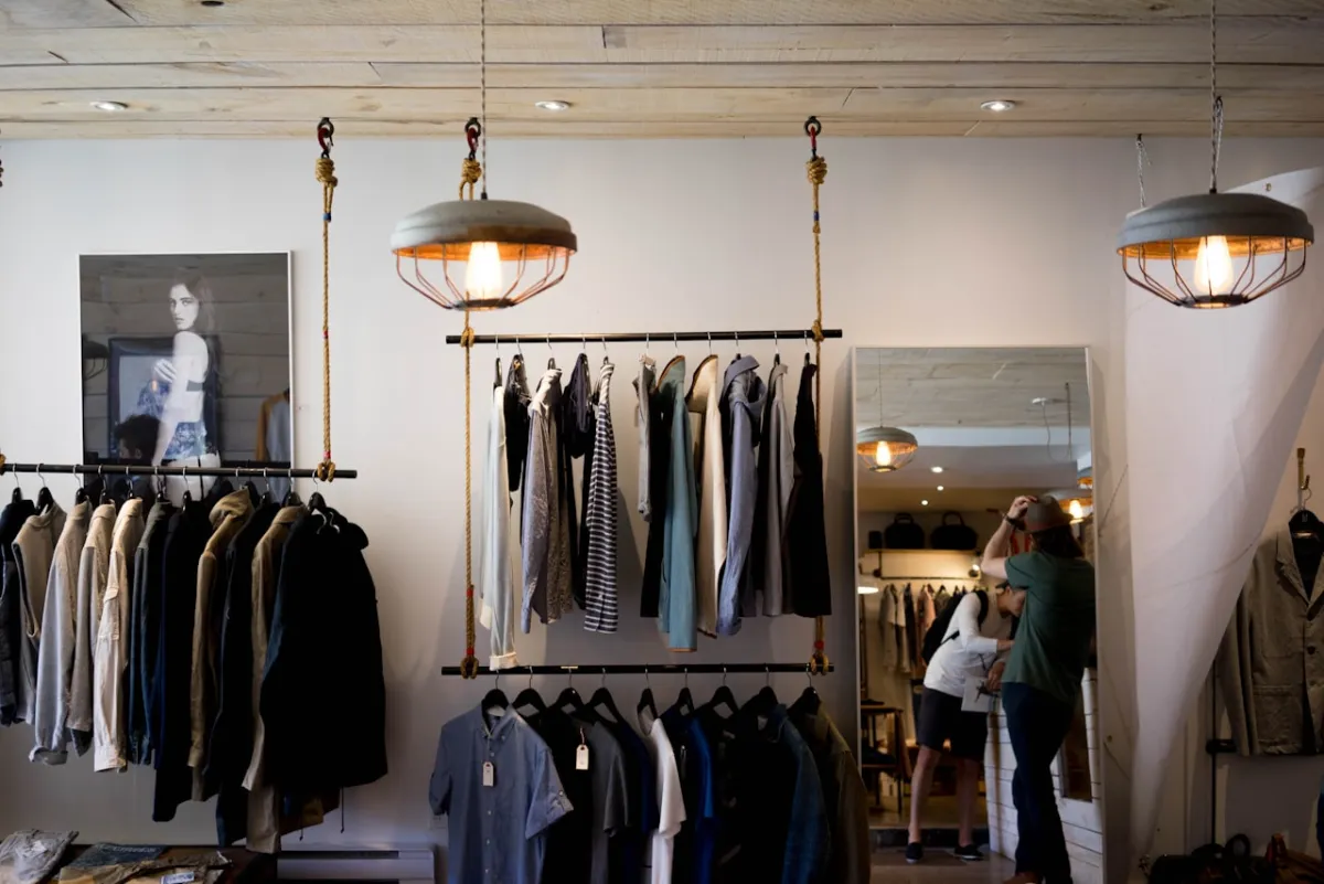 Vêtements de marque dans une boutique de mode