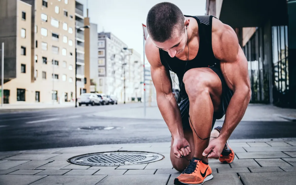 Coureur sur la route pratiquant le running