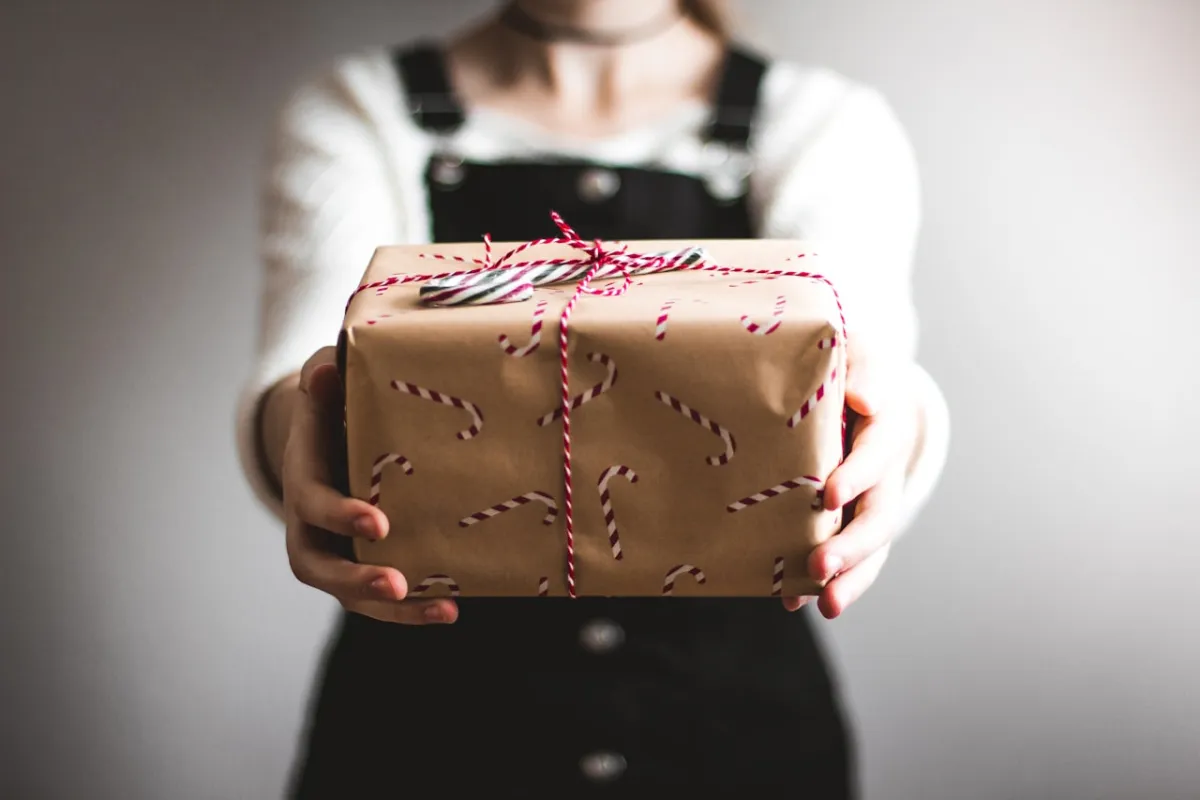 Cadeaux emballés sous le sapin de Noël