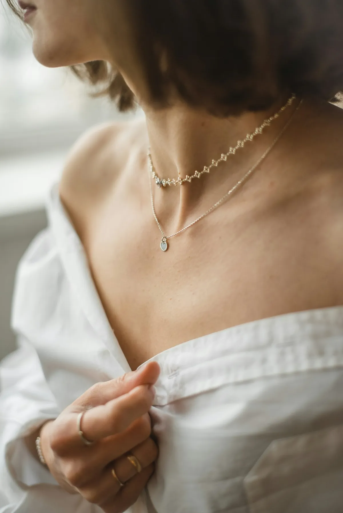 Bijoux de luxe bagues et collier sur fond sombre