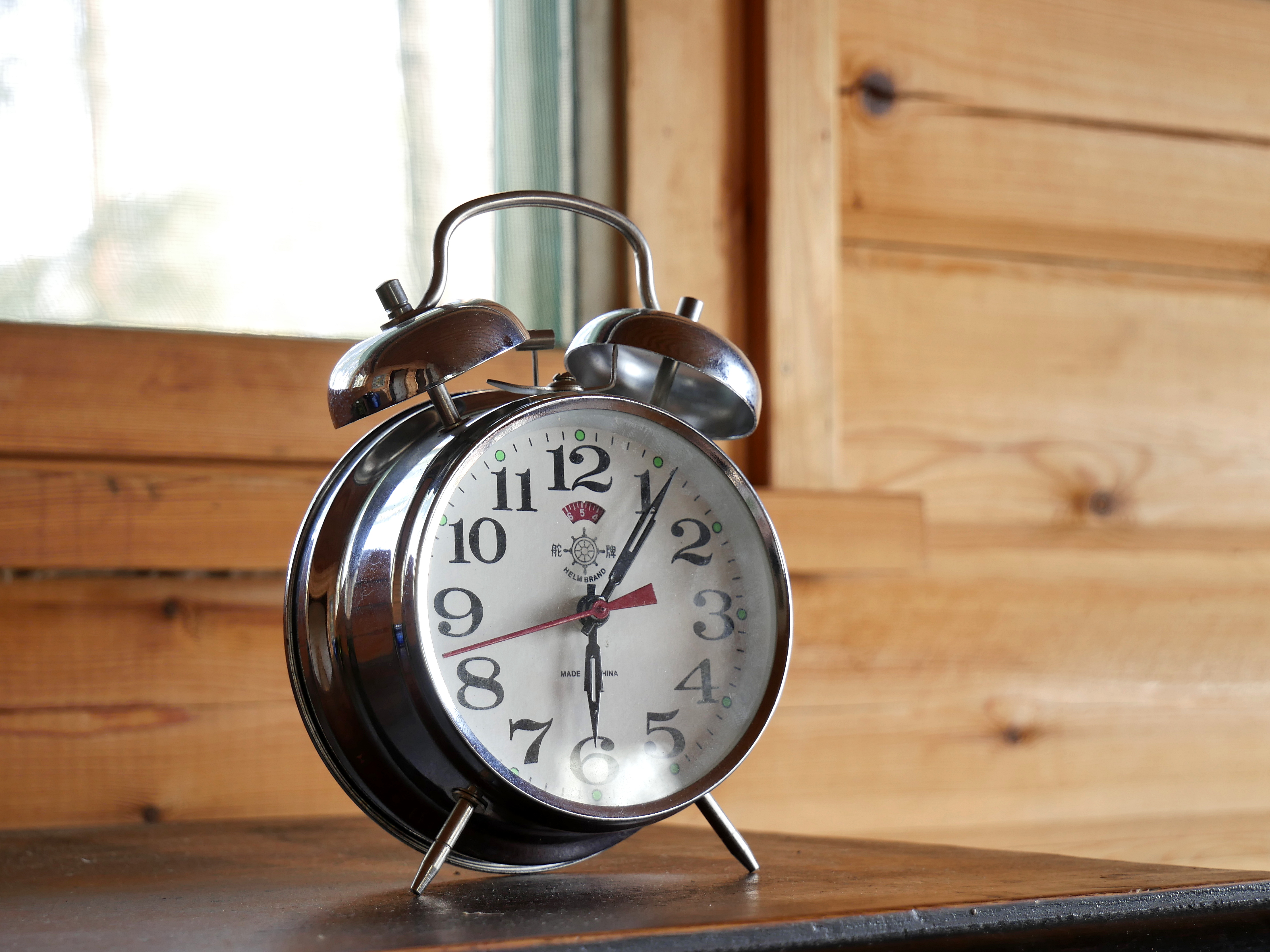 Réveil classique symbolisant l'importance du timing pour ne pas rater les ventes privées éphémères
