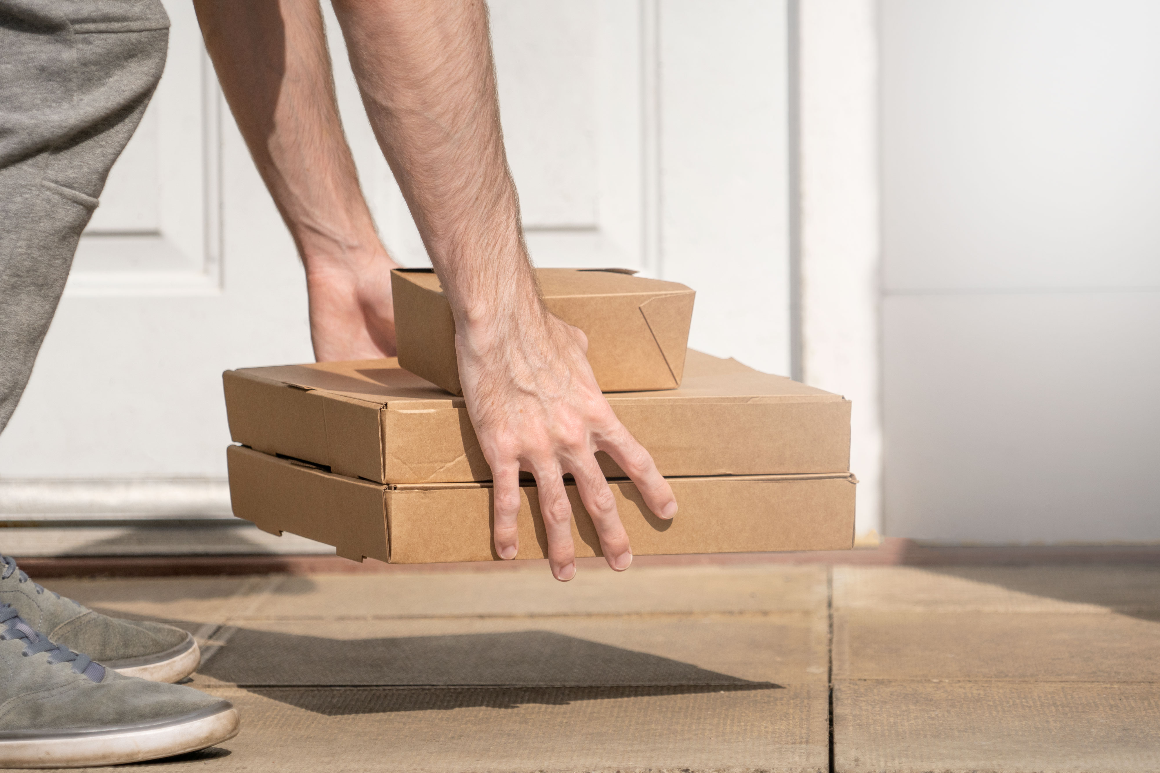 Colis de livraison déposés à une porte d'entrée — livraison rapide des commandes de ventes privées