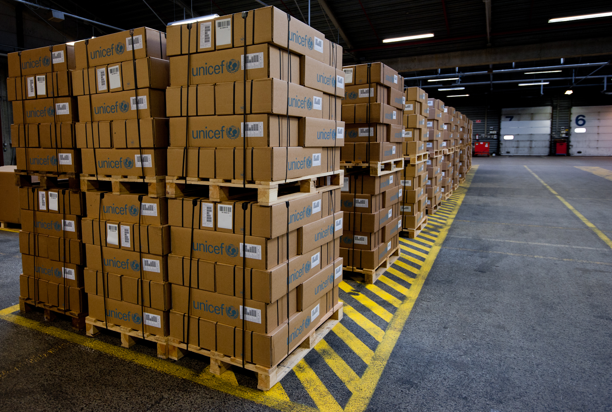 Palettes de cartons empilés dans un entrepôt représentant le déstockage de produits de marque en vente privée