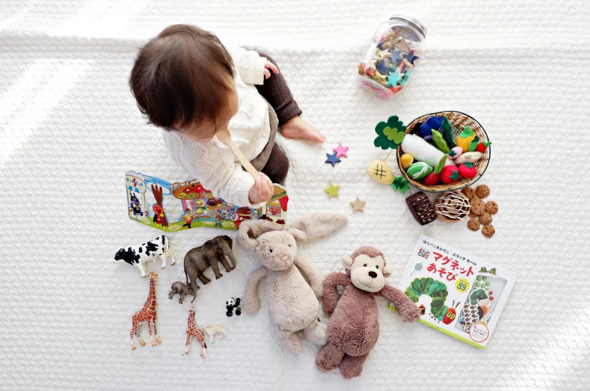 Enfants jouant avec des jouets colorés