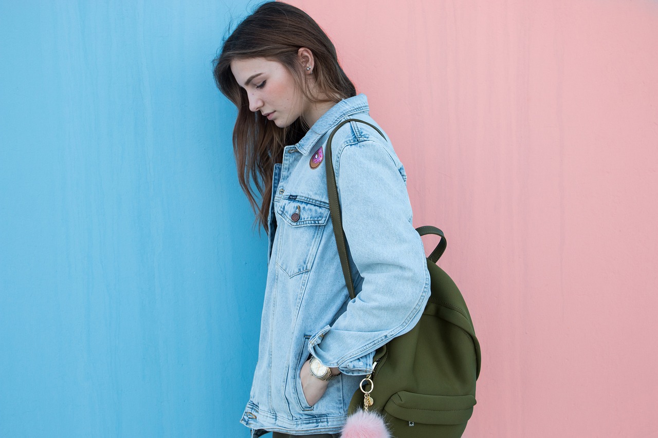 Portant de vêtements avec des tenues variées dans un dressing bien organisé